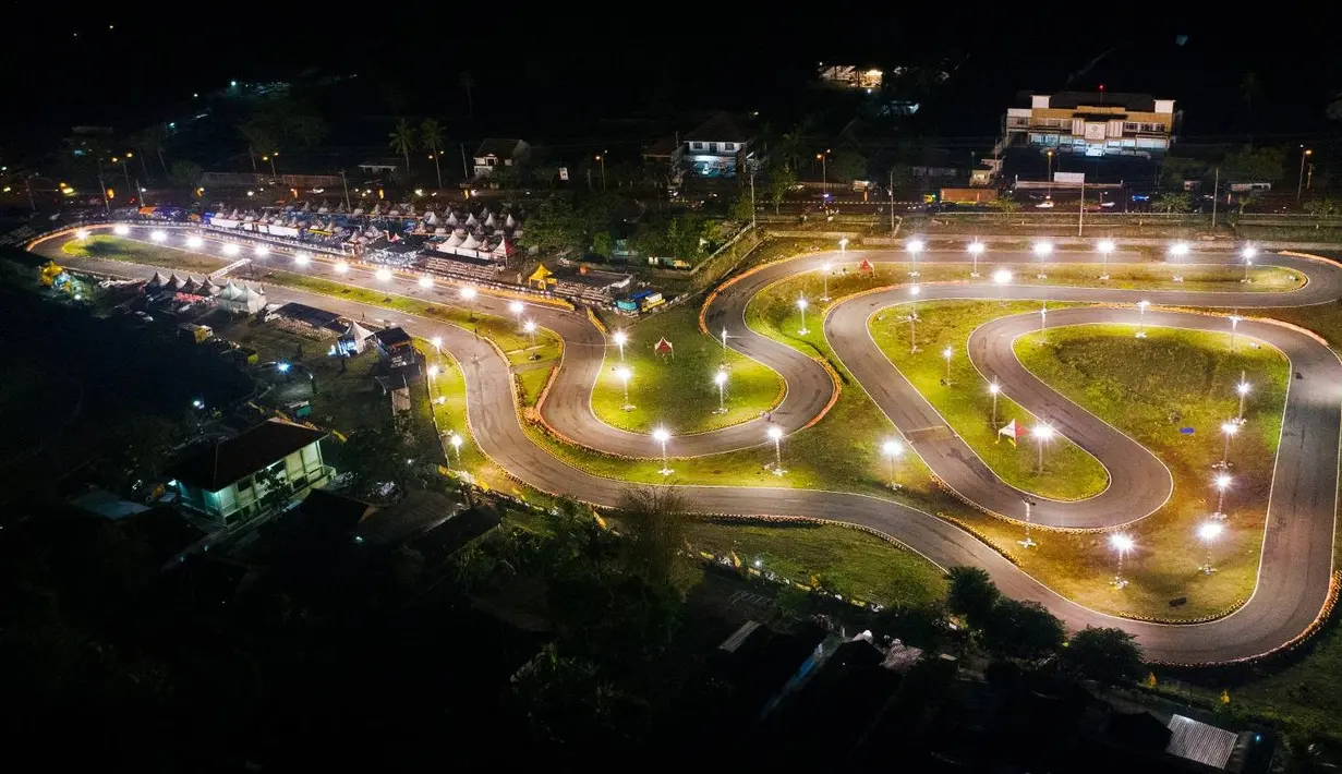Sirkuit Boyolali yang terletak di Provinsi Jawa Tengah ini memiliki panjang total 1,3 km. Gokart menjadi cabang balap yang menjadi fokus utama dari sirkuit ini. Untuk balapan motor, para pembalap harus bisa memacu motornya di tikungan-tikungan high speed yang disuguhkan Sirkuit Boyolali. Sirkuit ini biasa digunakan untuk ajang balap gokart hingga roadrace. (Source: trialgame.id)