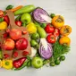 Makan buah dan sayur untuk hidrasi tubuh. (Foto: Freepik/KamranAydinov)