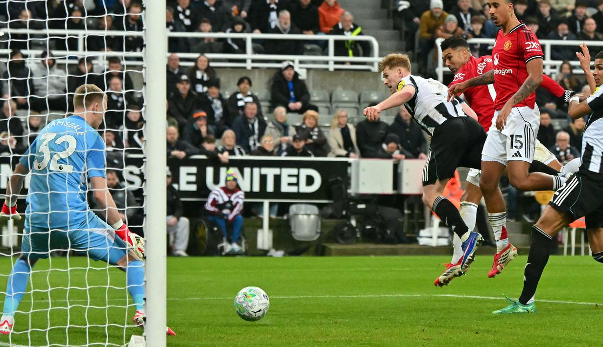 Casemiro sempat menyamakan kedudukan menjadi 1-1 sebelum berakhirnya babak pertama pertandingan. (AFP/Andy Buchanan)