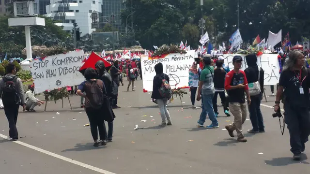 Karangan Bunga untuk Ahok Dirusak Saat Demo Buruh