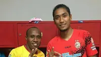 Anis Nabad dan Sandi Firmansyah, pilar Sriwijaya bergaya bak pemenang Pilkada DKI Jakarta. (Bola.com/Riskha Presetya)