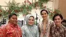 Kali ini, Dewi tampil dalam balutan kebaya tunik yang dihiasi bordiran bunga dan beads yang apik. [@dewiranokarno].