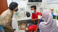 Warga terjaring razia divaksinasi di Surabaya. (Dian Kurniawan/Liputan6.com)