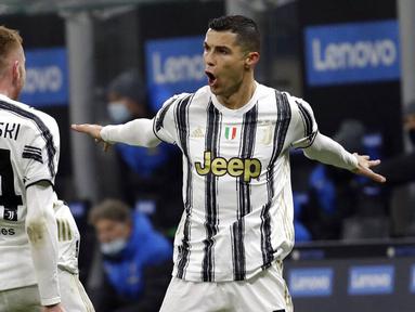 Striker Juventus, Cristiano Ronaldo, melakukan selebrasi usai mencetak gol ke gawang Inter Milan pada laga Coppa Italia di Stadion Giuseppe Meazza, Selasa (2/2/2021). Juventus menang dengan skor 2-1. (AP/Luca Bruno)