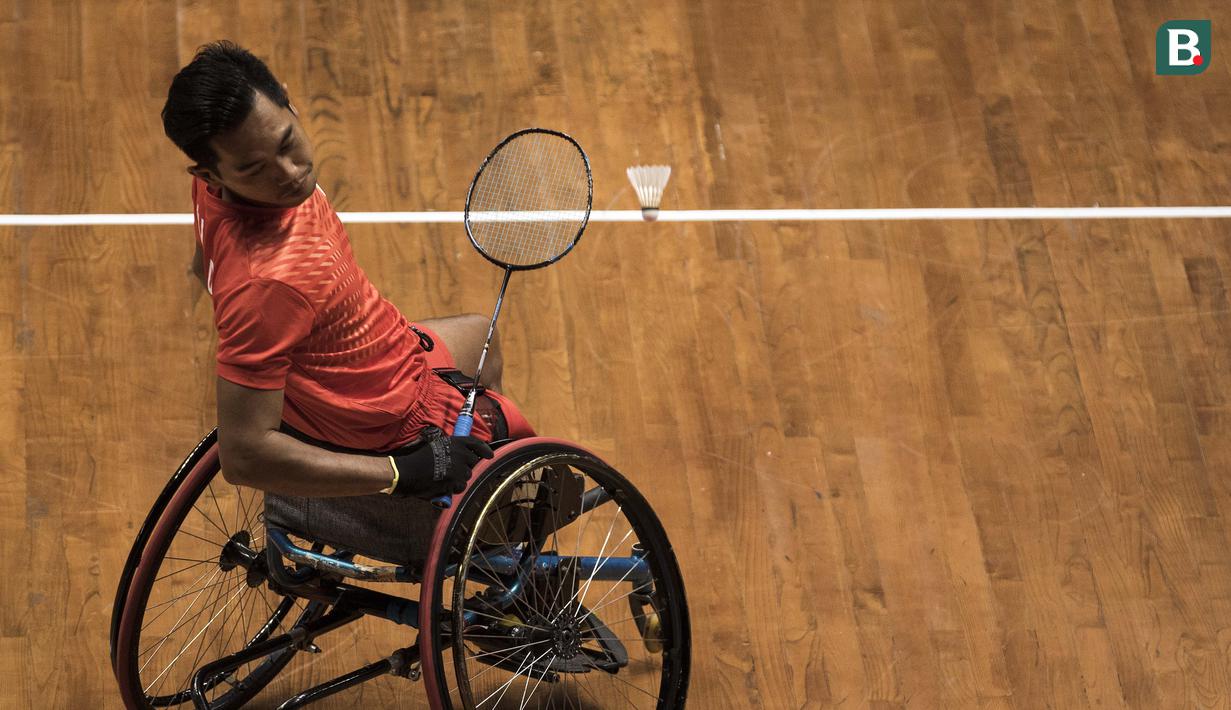 Pebulutangkis Indonesia, Supriadi gagal menjangkau kok saat melawan Korea pada laga Asian Para Games di Istora Senayan, Sabtu (6/10/2018). (Bola.com/Peksi Cahyo)