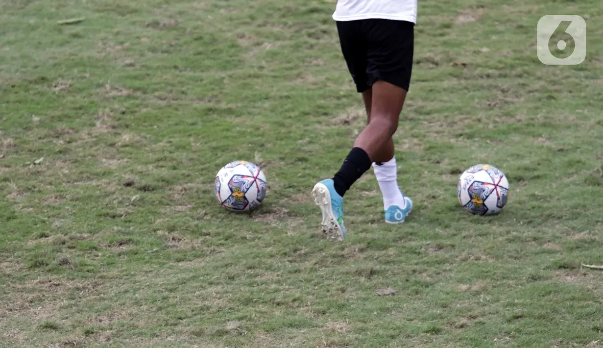 Pesepakbola Timnas U-19 Indonesia menggunakan kaos kaki yang berbeda saat latihan di Lapangan A Gelora Bung Karno, Jakarta, Selasa (30/8/2022). Pelatih Shin Tae-yong menjelaskan, penggunaan kaos kaki yang berbeda (putih untuk kaki kiri dan hitam untuk kaki kanan) dimaksudkan untuk memantau kekuatan dan kelemahan kaki pemain. (Liputan6.com/Helmi Fithriansyah)