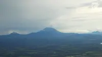 Pemandangan Gunung Agung terlihat dari udara, Bali, Kamis (30/11). Kepala Sub Bidang Mitigasi Pemantauan Gunung api Wilayah Timur PVMBG, Devy Kamil Syahbana mengatakan, asap vulkanik Gunung Agung menggalami penurunan. (Liputan6.com/Immanuel Antonius)