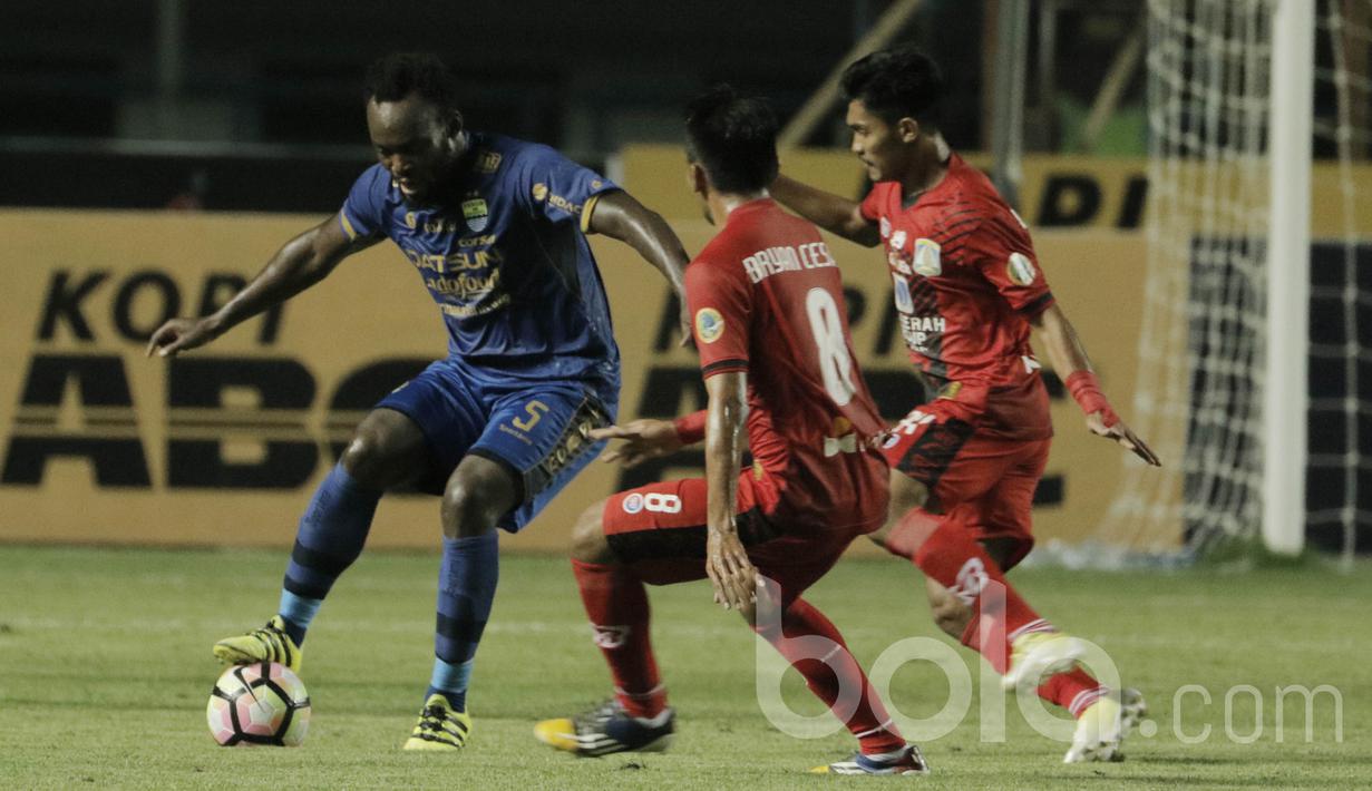 Gelandang Persib, Michael Essien, berusaha melewati pemain Persiba pada laga lanjutan liga 1 Indonesia di Stadion GBLA, Bandung, Minggu (11/06/2017). Skor 0-0 di babak pertama. (Bola.com/M Iqbal Ichsan)