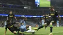 Gelandang Manchester City, Raheem Sterling, berebut bola dengan pemain Borussia M'Gladbach. Pada laga itu wasit mengeluarkan satu kartu kuning untuk pemain City dan Gladbach. (AFP/Paul Ellis)