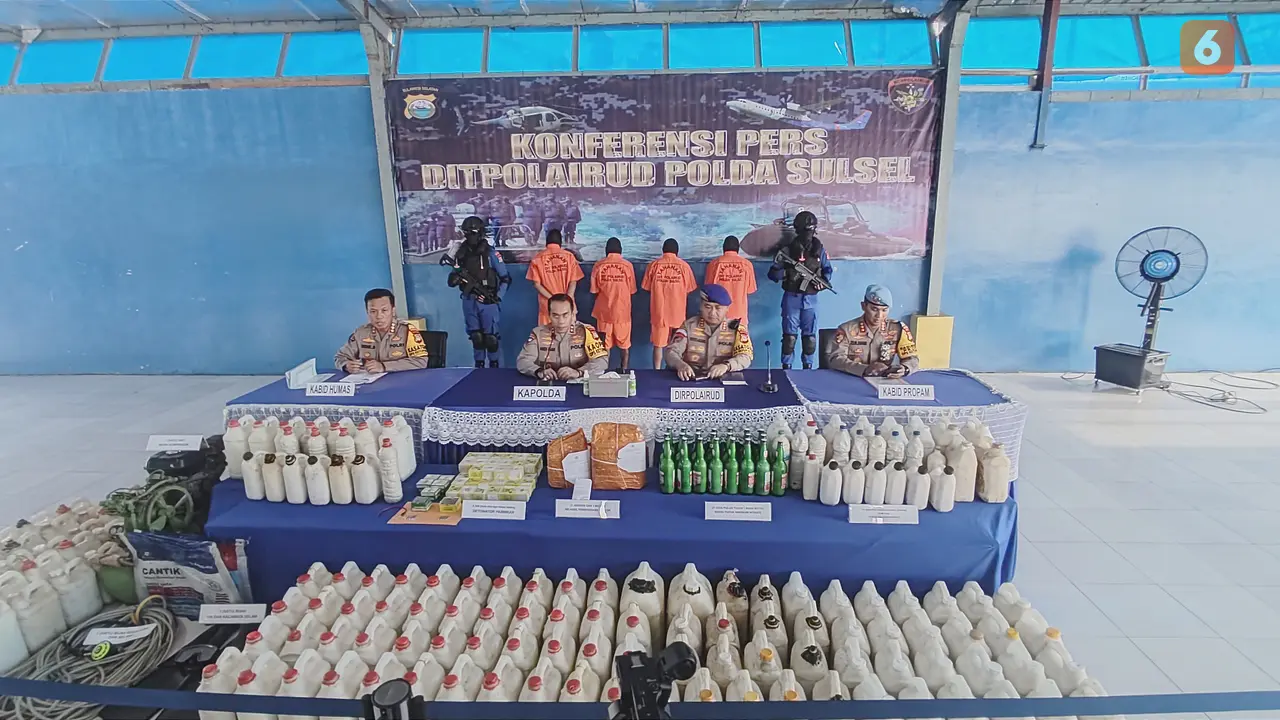 Polda Sulsel tangkap 4 nelayan pelaku bom ikan (Liputan6.com/Fauzan)