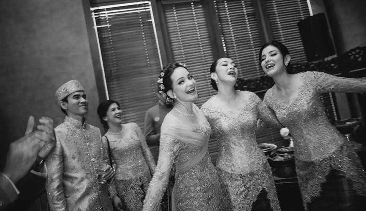 Meski pakai kebaya, tetap bisa gerak leluasa, dong, ya! [Foto: Instagram @medinadinaaa]