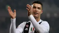 Pemain Juventus, Cristiano Ronaldo bertepuk tangan usai bertanding melawan Torino dalam Serie A Italia di Stadion Olimpiade, Turin, Italia, Sabtu (15/12). Gol Ronaldo ke gawang Torino menjadi gol ke-5.000 Juventus di Serie A. (Marco BERTORELLO/AFP)