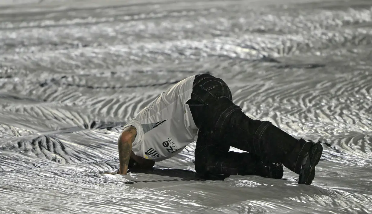 Neymar mencium lapangan stadion Vila Belmiro saat pengenalan pemain baru Santos di Sao Paulo, Brasil, Sabtu (01/02/2025) WIB. (AFP/Nelson Almeida)