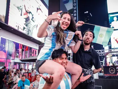 Para pendukung tim Albiceleste berkumpul di Times Square, New York City usai pertandingan semifinal Copa America 2024 antara Argentina dan Kanada pada 9 Juli 2024. (Kena Betancur/AFP)