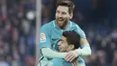 Bintang Barcelona, Leo Messi (kiri) dan Luis Suarez merayakan gol saat melawan Atletico Madrid pada leg pertama semifinal Copa Del Rey di Vicente Calderon stadium, Madrid, Selasa (01/2/20170.  (EPA/Emilio Naranjo)