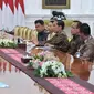 Perwakilan serikat pekerja PTPN bersama Menteri BUMN dan Dirut Holding Perkebunan Nusantara diterima Presiden Joko Widodo di Istana Merdeka di Jakarta.