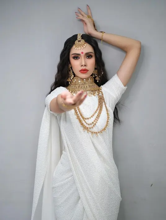 Pada tanggal 15 Juni 2022, Hang berkompetisi dengan 20 kandidat lainnya di Miss Universe Kamboja 2022 di Bayon TV Steung Meanchey Studio di Phnom Penh dan memenangkan gelar oleh pemegang gelar keluar Marady Ngin.(Instagram/nita_hang)