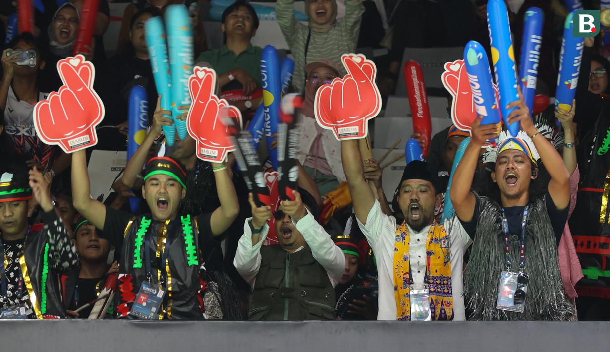 Para fans memberikan dukungan kepada para pebulu tangkis Indonesia saat laga Daihatsu Indonesia Masters 2026 di Istora Senayan, Jakarta, Kamis (22/1/2026). (Bola.com/M Iqbal Ichsan)