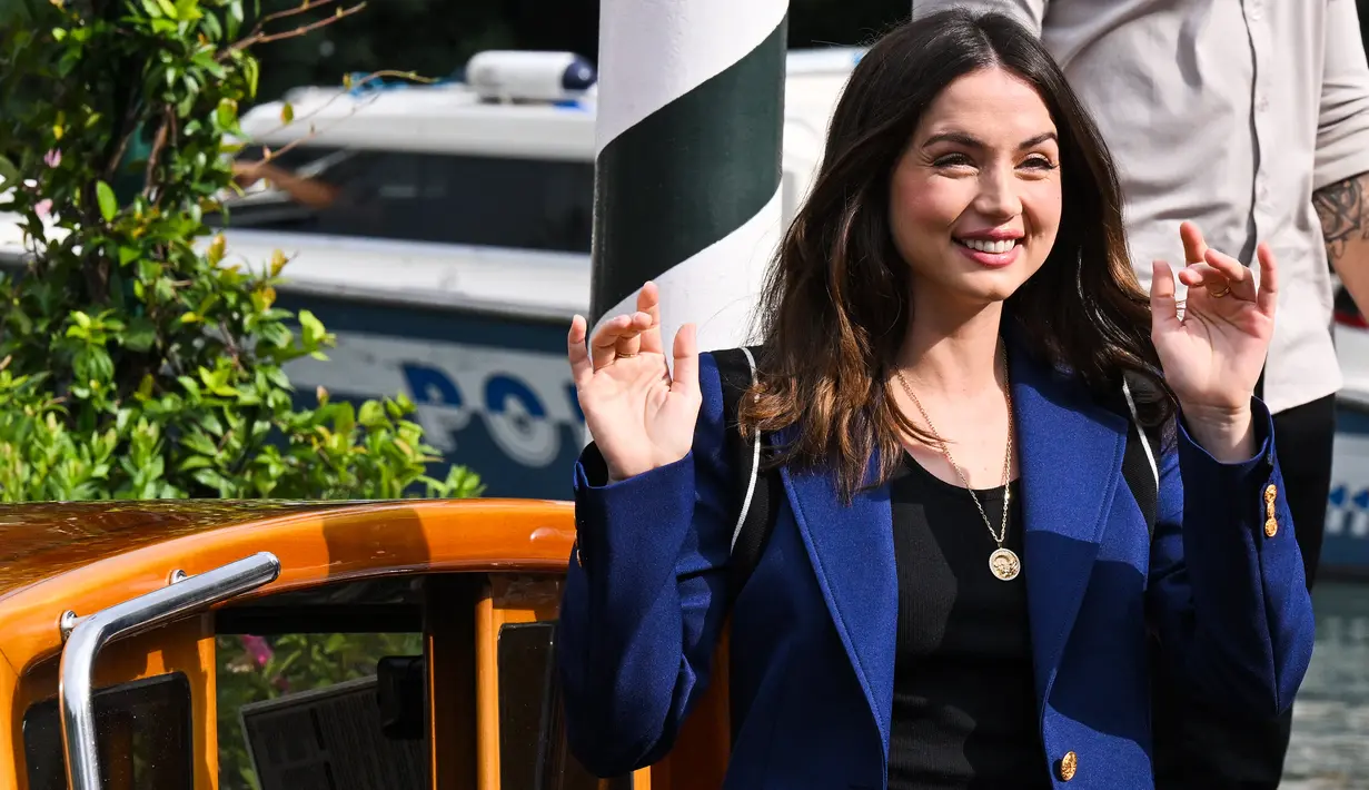 Ana de Armas tersenyum saat tiba di dermaga Hotel Excelsior selama Venice Film Festival 2022 ke-79 di Lido di Venesia, Italia pada 7 September 2022. Dia memiliki hari besar di depan pada hari Rabu saat film biografi Marilyn Monroe yang diantisipasi, Blonde ditayangkan perdana di Festival Film Venesia. (AFP/Tiziana Fabi)
