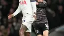 Berkat hasil ini, Tottenham Hotspur memperolehan 23 poin dan berhak naik ke puncak klasemen sementara Liga Inggris menggusur Manchester City, Arsenal, dan Liverpool sekaligus. Sementara Fulham tercecer pada peringkat 13 dengan poin 11. (AP Photo/Kin Cheung)