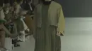 Ririn Ekawati juga hadir menjadi Muse IKYK mengenakan tampil serba hijau army, dengan dress plisket, outer crop top, serta celanany. Dengan mengenakan boots heels hitam. [Daniel Kampua]