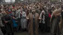 Para pria muslim memanjatkan doa saat imam memamerkan peninggalan Nabi Muhammad pada peringatan Isra Miraj di Masjid Hazratbal, Srinagar, Kashmir, India, Jumat (12/3/2021). Ribuan muslim Kashmir berkumpul di Masjid Hazratbal yang menyimpan janggut Nabi Muhammad. (AP Photo/Dar Yasin)