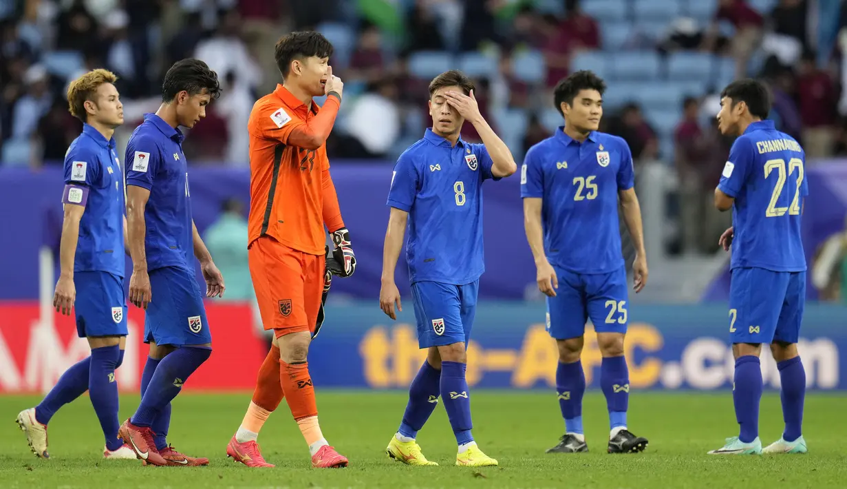 Ekspresi kecewa para pemain Timnas Thailand setelah kalah 1-2 dari Uzbekistan pada laga babak 16 besar Piala Asia 2023 di Al Janoub Stadium, Al Wakrah, Qatar, Selasa (30/1/2024). (AP Photo/Aijaz Rahi)