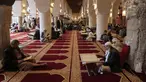Suasana saat para pria membaca Al-Quran selama bulan Ramadan di Masjid Agung Sanaa, Yaman, Minggu (26/4/2020). Masjid Agung Sanaa merupakan salah satu masjid pertama yang dibangun atas perintah Nabi Muhammad SAW. (Mohammed HUWAIS/AFP)