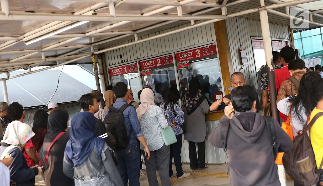 Calon penumpang antre membeli tiket kertas di Stasiun Depok Baru, Jawa Barat, Senin (23/7). PT Kereta Commuter Indonesia (KCI) di wilayah Jabodetabek memberlakukan pembelian tiket kertas pengganti tiket elektronik KRL. (Liputan6.com/Immanuel Antonius)