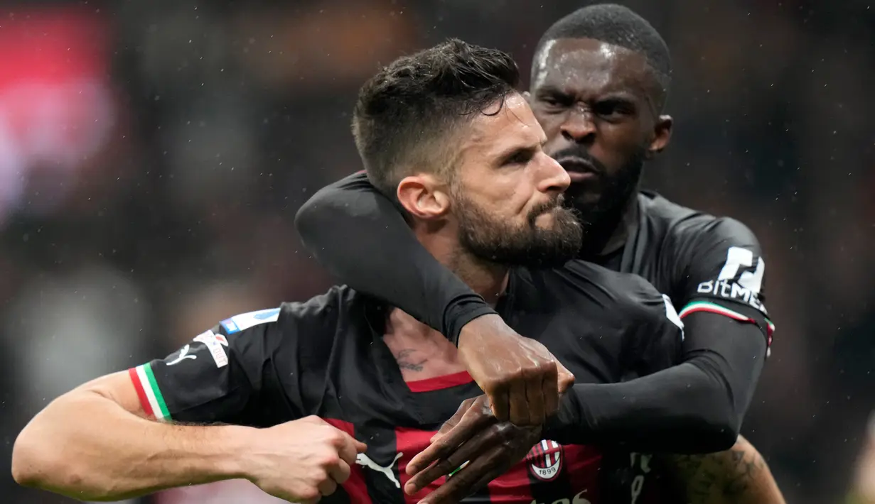 Pemain AC Milan Olivier Giroud (kiri) merayakan dengan Fikayo Tomori setelah mencetak gol ke gawang Salernitana pada pertandingan sepak bola Serie A Liga Italia di Stadion San Siro, Milan, Italia, 13 Maret 2023. Pertandingan berakhir imbang dengan skor 1-1. (AP Photo/Luca Bruno)