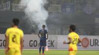 Pemain Persib Bandung, Supardi Nasir menatap flare yang dilempar Bobotoh saat laga melawan Bhayangkara FC pada laga Liga 1 2017 di Stadion Patriot, Bekasi, Minggu (04/06/2017). (Bola.com/Nicklas Hanoatubun)