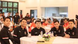 Lima atlet bulu tangkis Indonesia (dari kiri) Jonatan Christie, Fajar Alfian, Rinov Rivaldy, Muhammad Rian Ardianto dan Anthony Sinisuka Ginting saat acara doa bersama untuk kesuksesan skuad bulu tangkis Indonesia menuju Olimpiade Paris 2024 di Pelatnas PBSI Cipayung, Jakarta, Kamis (11/7/2024). (Bola.com/Abdul Aziz)