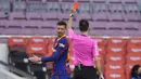 Bek Barcelona, Clement Lenglet, mendapat kartu merah saat melawan Celta Vigo pada laga Liga Spanyol di Stadion Camp Nou, Minggu (16/5/2021). Barca takluk dengan skor 1-2. (AFP/Pau Barrena)