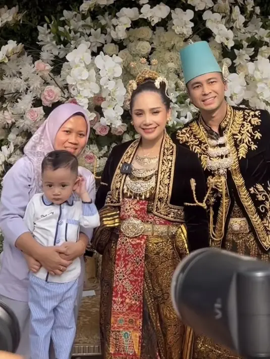 Nagita juga lengkap mengenakan aksesori khas perempuan Jawa mulai dari kalung, anting-anting hingga sabuk keemasannya.  [@erniaredberry]