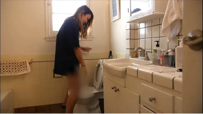 [Bintang] Suka Lama di Toilet, Ini Lho yang Dilakukan Sama Cewek