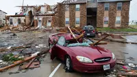 Sebuah mobil hancur tertimpa puing bangunan usai dilanda badai Harvey di Rockport, Texas (26/8). Akibat badai tersebut, Wali Kota Rockport Charles Wax mengungkapkan bahwa satu orang ditemukan meninggal. (Courtney Sacco/Corpus Christi Caller-Times via AP)