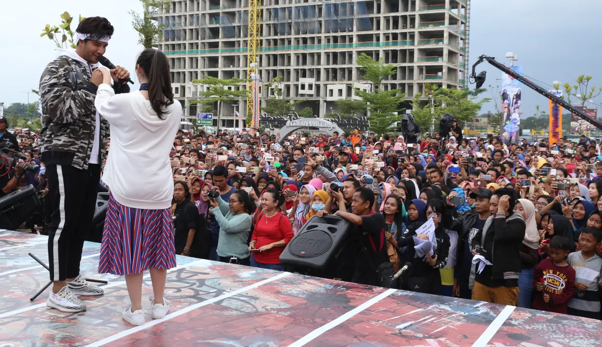 Ratusan para penggemar sinetron tersebut ingin melihat lebih dekat dengan para pemeran sinetron yang dibintangi oleh Stefan William, Dylan Carr, Cemal Faruk, dan Ammar Zoni. (Nurwahyunan/Bintang.com)