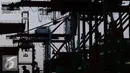 Aktivitas bongkar muat peti kemas di Pelabuhan Tanjung Priok, Jakarta (22/11). Pelindo II akan melakukan modernisasi di lingkungan pelabuhan, mulai infrastruktur, sistem kerja, SDM yang mendapat sentuhan modern. (Liputan6.com/Immanuel Antonius)
