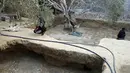 Petani Palestina Salman al-Nabahin dan putranya menemukan mosaik era Bizantium di Bureij, Jalur Gaza, Palestina, 18 September 2022. Arkeolog René Elter dari Sekolah Alkitab dan Arkeologi Prancis di Yerusalem, mengatakan kepada Associated Press bahwa mosaik itu "luar biasa".  (MOHAMMED ABED/AFP)