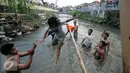Salah satu peserta lomba gagal melintasi jembatan bambu satu di Yogyakarta, Selasa (9/8). Lomba diselenggarakan untuk menyambut HUT RI ke-71. (Liputan6.com/Boy Harjanto)