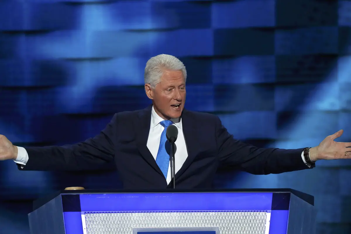 Mantan Presiden AS Bill Clinton menyampaikan pidato dukungan bagi istrinya, Hillary