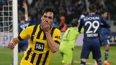 Reaksi pemain Borussia Dortmund Mats Hummels saat pertandingan sepak bola Liga Jerman Bundesliga antara VfL Bochum dan Borussia Dortmund di Bochum, Jerman, Jumat (28/4/2023). (AP Photo/Martin Meissner)