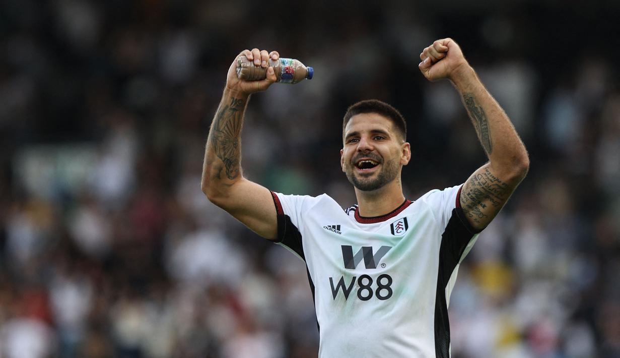 Sama seperti Rodrigo, jumlah gol Aleksandar Mitrovic berhasil membawanya masuk ke dalam daftar top skor Liga Inggris 2022/2023. Mitrovic tercatat berhasil mencetak 9 gol dalam 12 laga bersama Fulham. (AFP/Adrian Dennis)