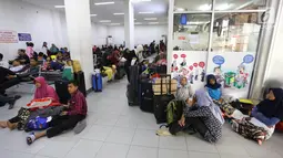 Sejumlah pemudik menunggu keberangkatan kereta di Stasiun Pasar Senen, Jakarta Pusat, Rabu (30/5). Sebagian warga lebih memilih mudik lebih awal untuk menghindari lonjakan penumpang. (Liputan6.com/Arya Manggala)