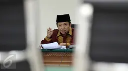 Mantan Sekjen ESDM Waryono Karno ketika menjalani persidangan dengan agenda mendengarkan keterangan saksi di Pengadilan Tipikor, Jakarta, Rabu (24/6). Waryono diduga terlibat dalam kasus korupsi di lingkungan Kementrian ESDM. (Liputan6.com/Helmi Afandi) 