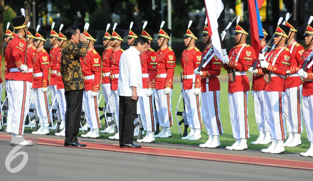 Presiden Rodrigo Duterte dan Presiden Joko Widodo memberi hormat kepada bendera negara saat tiba di Istana Negara, Jakarta, Jumat (9/9). Duterte memilih Indonesia sebagai tujuan kunjungan kenegaraan pertama. (Liputan6.com/Faizal Fanani)