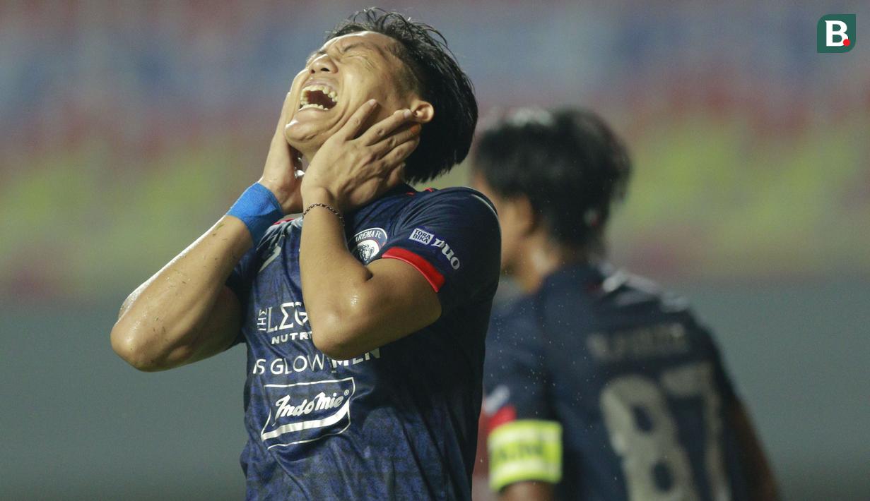 Penyerang Arema FC, Feby Eka Putra un mendapatkan beberapa peluang, namun berhasil digagalkan barisan pertahanan PSM Makassar. (Foto: Bola.com/M Iqbal Ichsan)