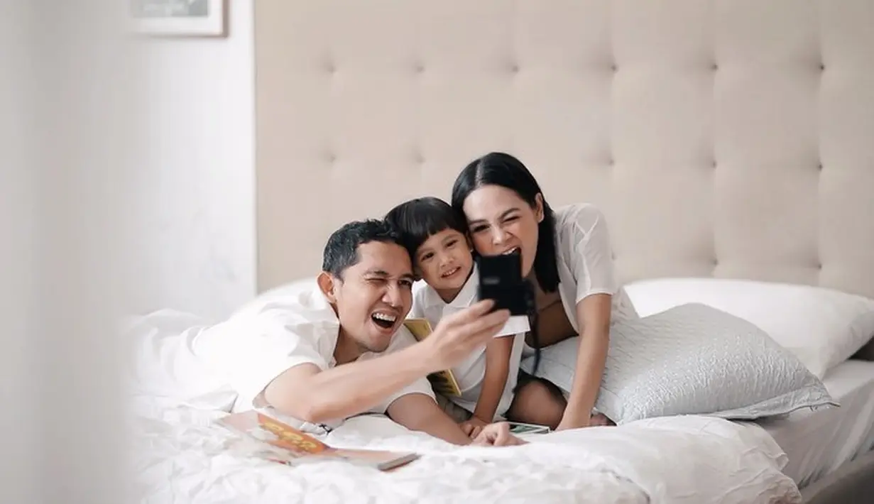 Merupakan kegiatan yang mulia memang yang dilakukan Andien Aisyah mengunjungi pemukiman pemulung. Terlebih ia bertujuan mengajarkan sang anak, Kawa, melihat sisi lain dari kehidupan di dunia ini. (Instagram/andienaisyah)