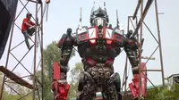 Robot dalam film Transformers ini dibangun menggunakan komponen dari mobil tua dengan ukuran raksasa yang sesuai dengan aslinya.