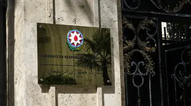 Plakat Kedutaan Besar Azerbaijan di gedung barunya terlihat di Teheran, Iran, Senin (15/7/2024). (AP Photo/Vahid Salemi)